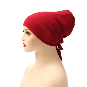 Vista de detalle lateral de gorro hijab liso rojo de modal con cintas ajustable transpirable
