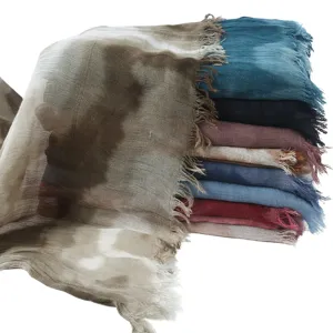 Gedetailleerd overzicht van tie-dye katoenen sjaal met rafelranden, zachte textuur en kleurrijk.