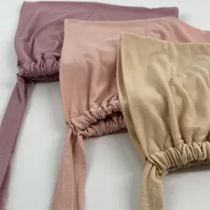 Detalle de pañuelo interior de modal para atar, tela suave, banda elástica y tiras ajustables.