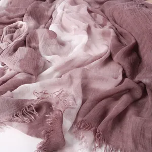 Detail van katoenen gradiënt damessjaal met gekreukte textuur en zacht tie-dye ontwerp.
