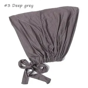 Vista detallada del gorro de modal suave en gris oscuro con correa ajustable y banda elástica.