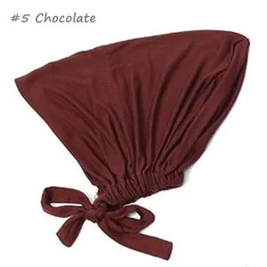 Vista detallada del gorro hijab de modal en color chocolate, cinta ajustable para mayor confort.
