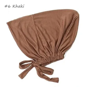 Gorra hijab interior de modal elástico en caqui, diseño liso ajustable con cintas.