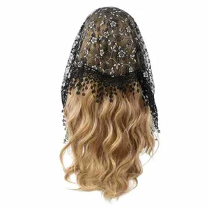 Voile triangulaire en dentelle noire avec broderie florale et sequins mode femme chic.