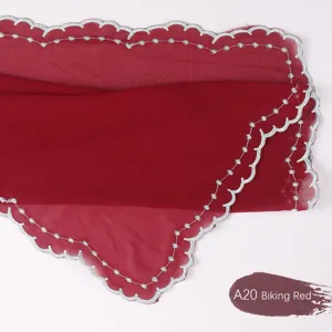 Bufanda hijab bordada de gasa perlada con ribete de encaje festoneado plateado en biking red.