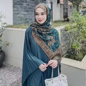 Detail view of elegant green paisley jacquard fringe scarf, perfect for all seasons.