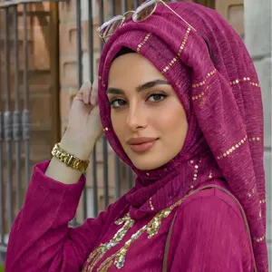 Elegantes violettes Pailletten Spitzen Kopftuch am Model präsentiert für glamurösen Look.