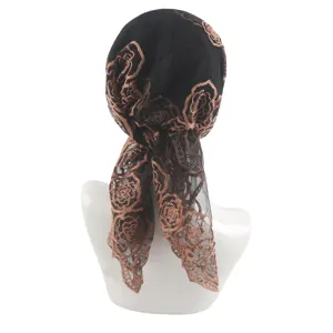 Gedetailleerd overzicht zwarte mesh hoofddoek met bruine rozenborduursel, ademend.