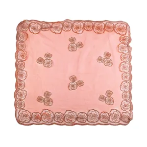 Detailopname van elegante roze mesh vierkante hoofddoek met fijn brons rozenborduurwerk.