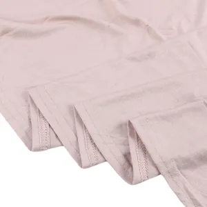 Dettaglio tessuto foulard triangolare in modal tinta unita, hijab morbido e traspirante.