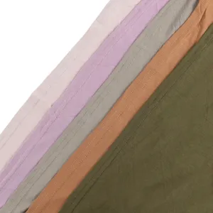 Dettaglio della sciarpa triangolare in modal, che mostra la consistenza e le cuciture.