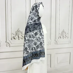 Dettaglio hijab in chiffon con stampa floreale, elegante drappeggio di sciarpa lunga.