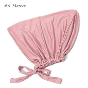 Detalle de gorro hiyab de modal, toca elástica suave y transpirable con cordones ajustables.