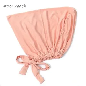 Vista detallada del gorro hijab de modal color melocotón, tela elástica suave y ajustable