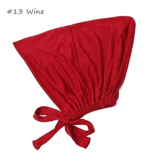Vista detallada del gorro interior de modal rojo vino con lazos y tejido elástico suave.