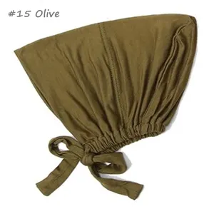 Gorra elástica de modal con lazo en detalle, pañuelo oliva con cordón ajustable.
