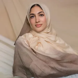 Hijab en modal dégradé pour femmes, long foulard respirant et élégant détail de coiffure.