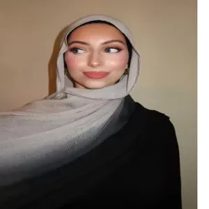 Vue détaillée d'un foulard hijab dégradé en modal doux montrant sa texture élégante.