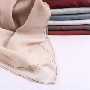 Écharpe longue en coton modal souple et légère gros plan montrant les détails du tissu drapé