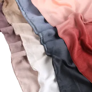 Vue détaillée du long foulard dégradé en modal, tissu doux et couleurs riches et variées.