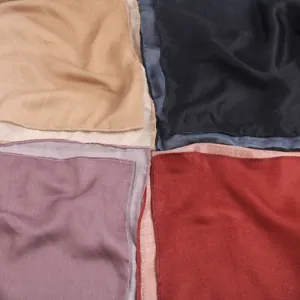 Vue détaillée de foulards légers en coton modal en quatre coloris assortis, doux et respirants.