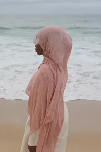 Strukturierter Viskose Hijab Detail zeigt plissierten einfarbigen Stoff für tägliches Tragen.