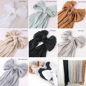 Detailansicht schimmernder, seidenartiger Schals in vielen Farben, weich und elegant.