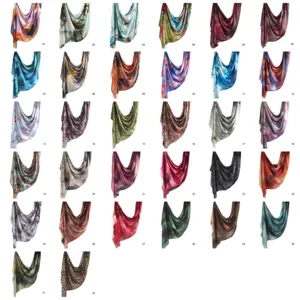 Gedetailleerd overzicht van abstracte marmerprint zijden sjaals met diverse kleuren.