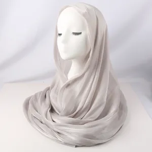 Hellgraues, glänzendes plissiertes Seiden-Hijab-Tuch für Damen, eleganter Schal, Detailansicht.