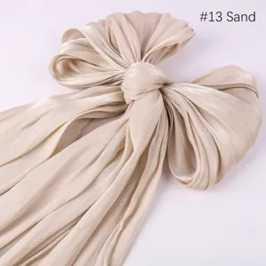 Nahaufnahme des eleganten sandfarbenen glänzenden Satinschals mit weicher Textur.