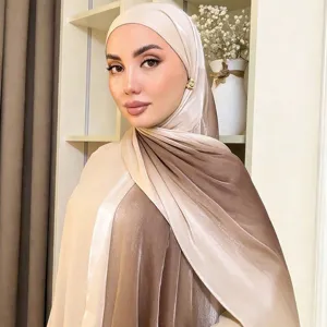 Gedetailleerd overzicht van glanzende gradiënt satijnen hijab, zachte plooien sjaal.