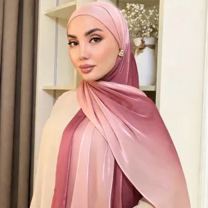 Detailopname van de gladde verloop satijnen hijab met zachte textuur en glanzende afwerking.