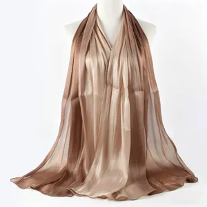 Gekleurde satijnen plissédak lange sjaal voor vrouwen, zachte hijab en elegante omslagdoek.