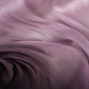 Luxe glanzende sjaal met kleurverloop, zachte textuur elegante paarse omslagdoek.