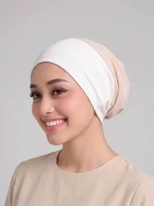 Vue de détail du bonnet hijab modal bicolore, montrant texture douce et ajustement extensible.