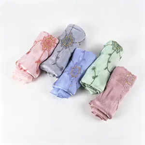 Vista dettagliata di hijab foulard ricamato con paillettes squisite, sciarpe morbide.