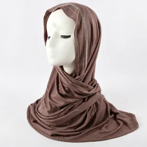 Modal strass lange hijab sjaal voor dames, elegante bruine moslim hoofddoek voor dagelijks.
