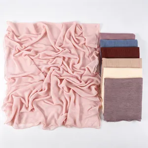 Dettagli della sciarpa hijab morbida e stropicciata con delicata trama plisettata e vari colori.