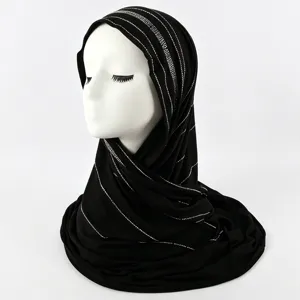Detailweergave van de zwarte strass hoofddoek met sprankelende zilveren lijnen op zachte modale stof.