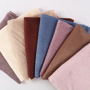 vista dettagliata di sciarpa hijab pieghettata multicolore moda tessuto morbido traspirante