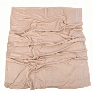 Beige modal strass lange sjaal detail, elegant glinsterend streepontwerp voor vrouwen.