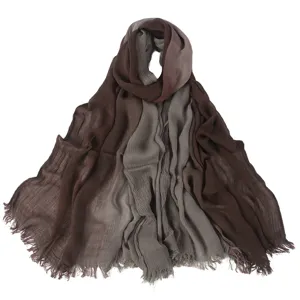 Dettaglio in primo piano della sciarpa in cotone plissettato sfumato da donna con frange.