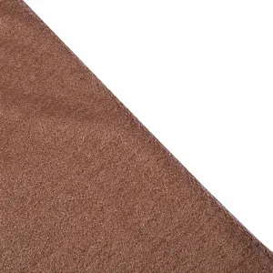 Primo piano della trama marrone morbida effetto corteccia, design traspirante ed elastico.
