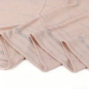 Close-up detail van de zachte modalesjaal met elegante zilveren strass strepen ontwerp.