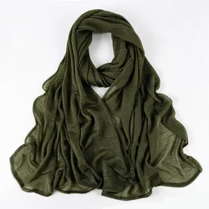 Sciarpa lunga verde scuro stropicciata, tessuto leggero e traspirante, dettaglio plissettato.