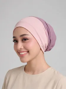 Gros plan sur le bonnet hijab en modal bicolore, mettant en valeur son tissu élastique aéré.