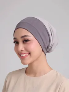 Gros plan sur les détails du bonnet turban modal bicolore large, tissu extensible et respirant.