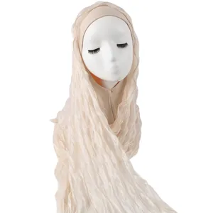 Vue detaillee du foulard hijab long scintillant texture bulle avec bonnet interieur elegant.