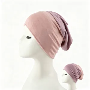 Gros plan du bonnet hijab en modal bicolore montrant la vue latérale et le tissu extensible.