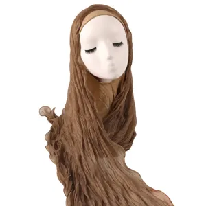 Détail du hijab long et scintillant en tissu froissé respirant avec bonnet intérieur.